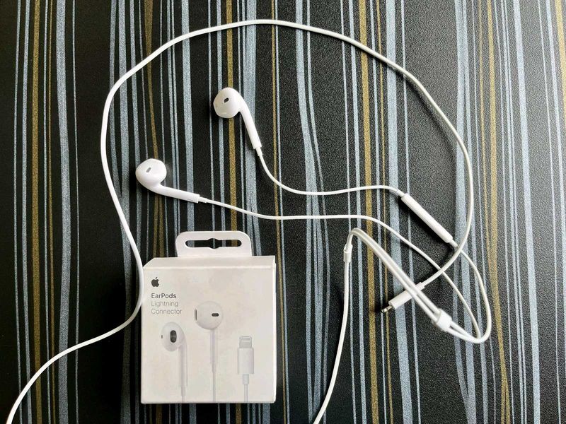 Apple wired earphones lightning