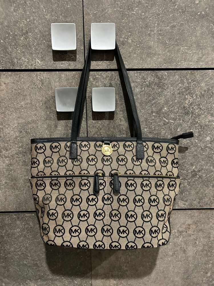 👜 Authentic Michael Kors Tote – new