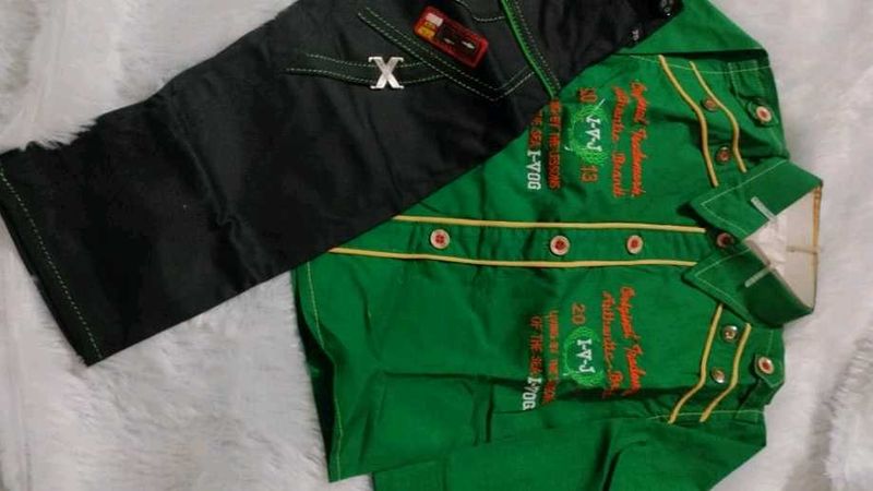 Boys&#39; Outfit: Green Shirt &amp; Black Jeans