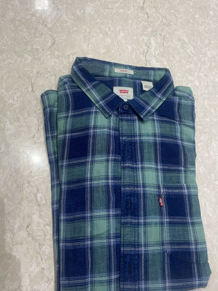 Levi’s.  Shirt 👔