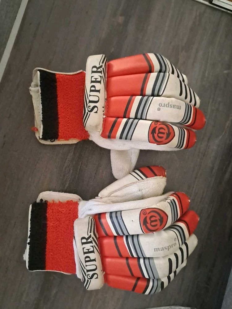 Cricket hand gloves