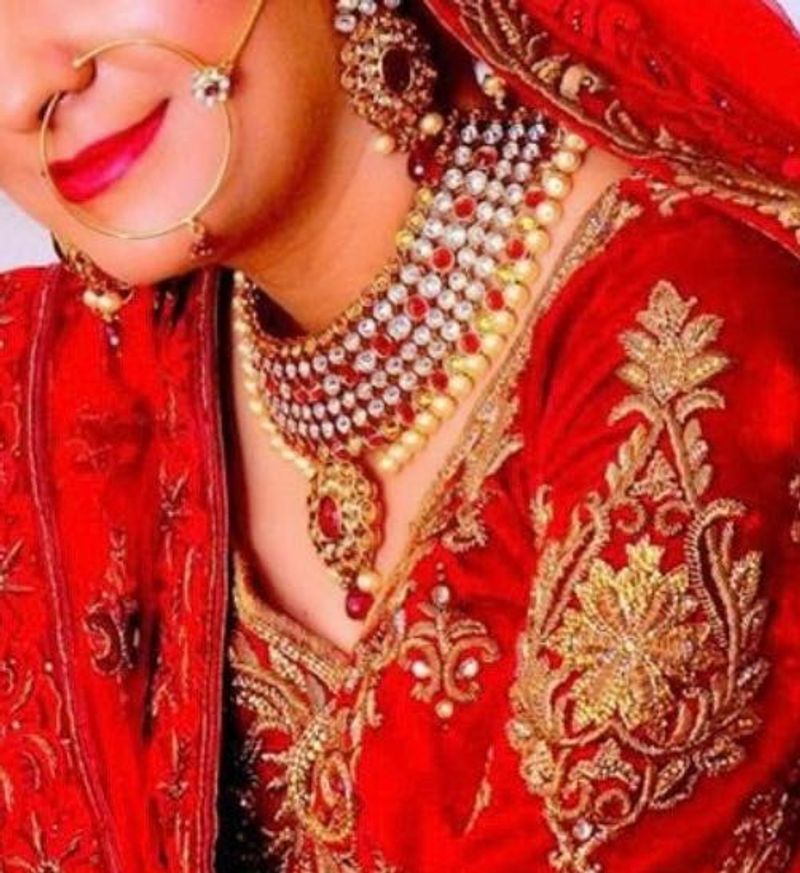 Soni Sapphire Gold Plated Studden Nath