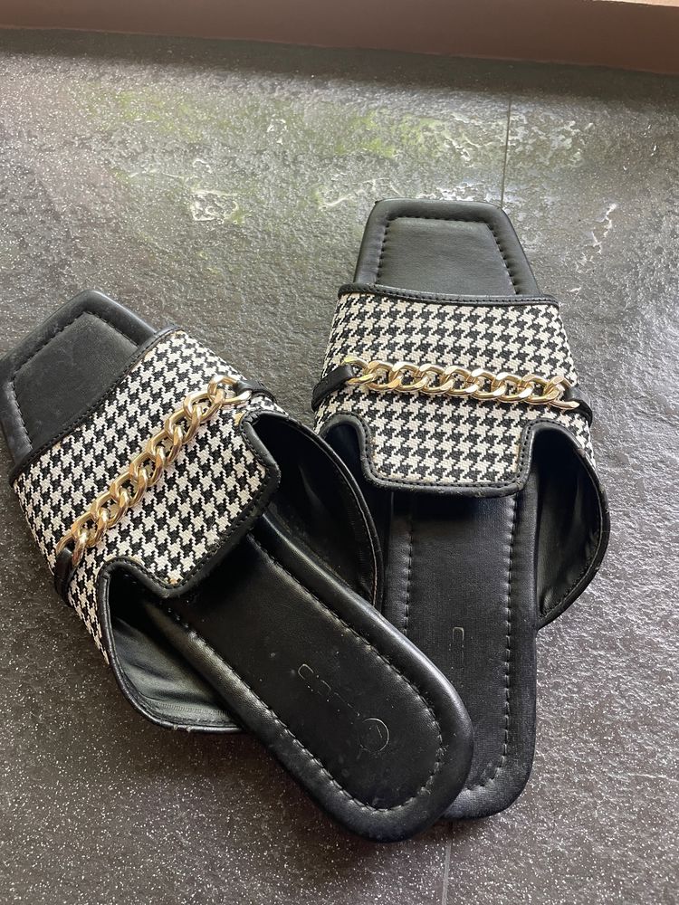 Zudio Checked Black Sandals