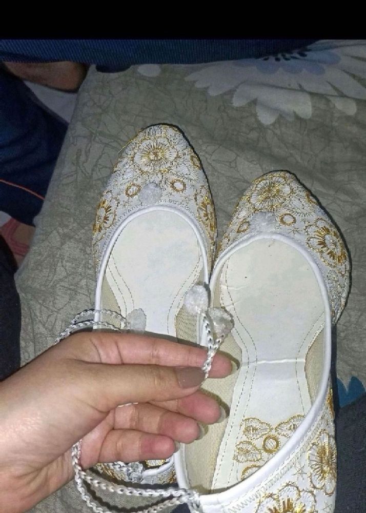 Embroidered White &amp; Gold Jutti