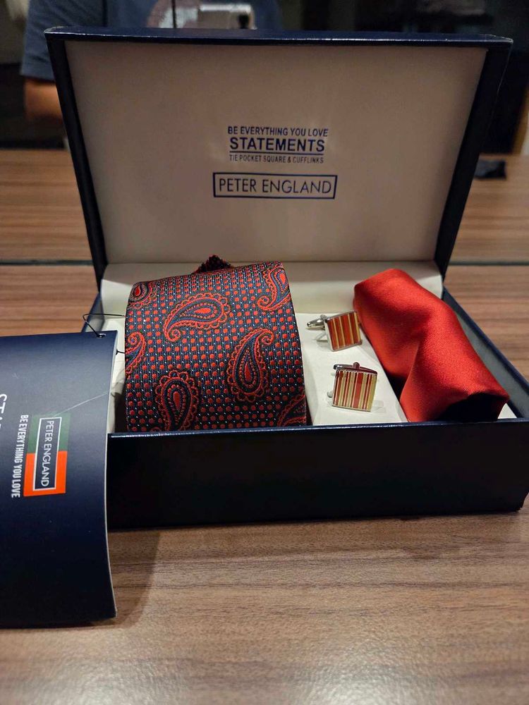 Peter England Tie Pocket square Cufflink Set