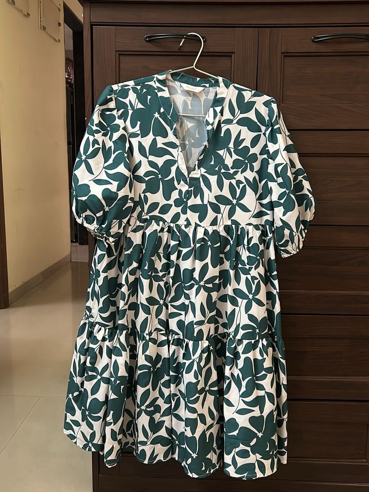 Berrylush Women White &amp; Green Floral Printed V-Nec