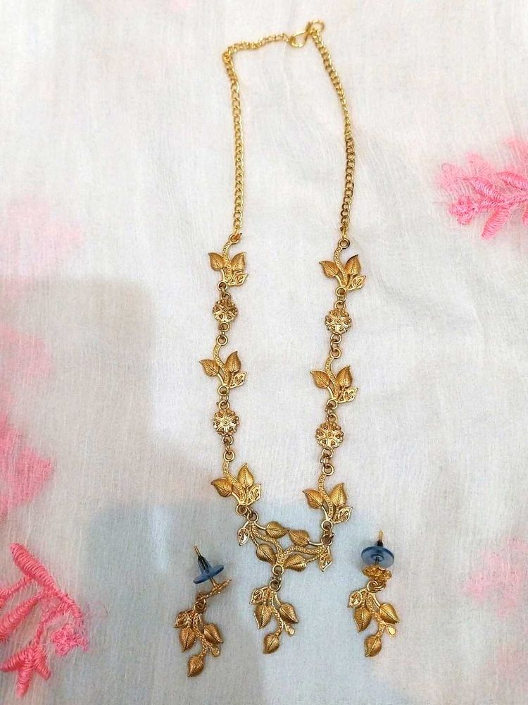 Gold Tone Necklace &amp; Earring Set