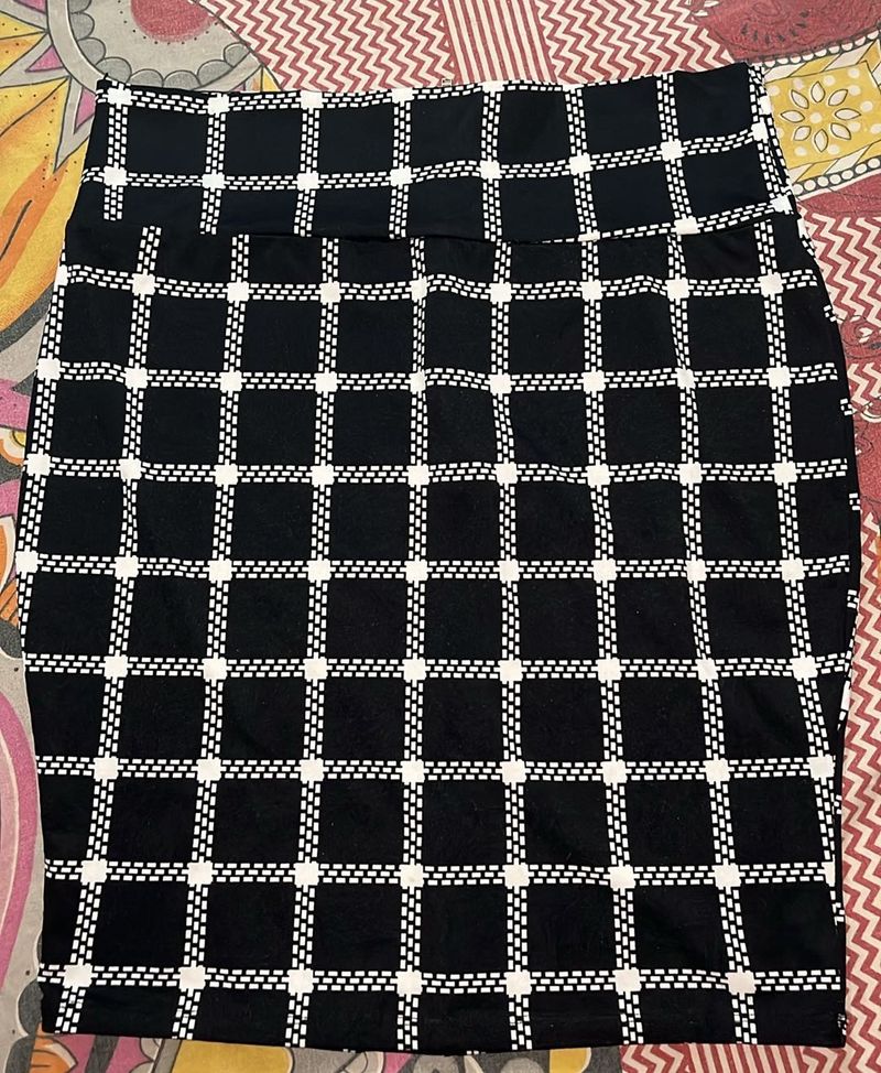 Black &amp; White Grid Print Pencil Skirt