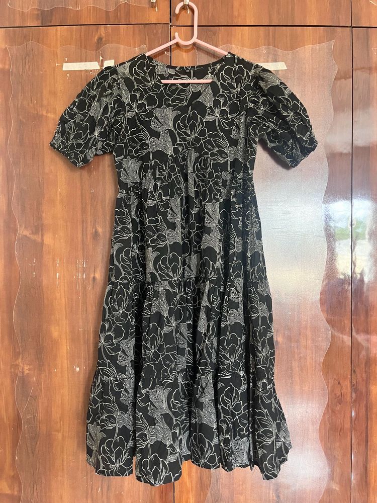 Pretty Black V-Neck Midi Dress