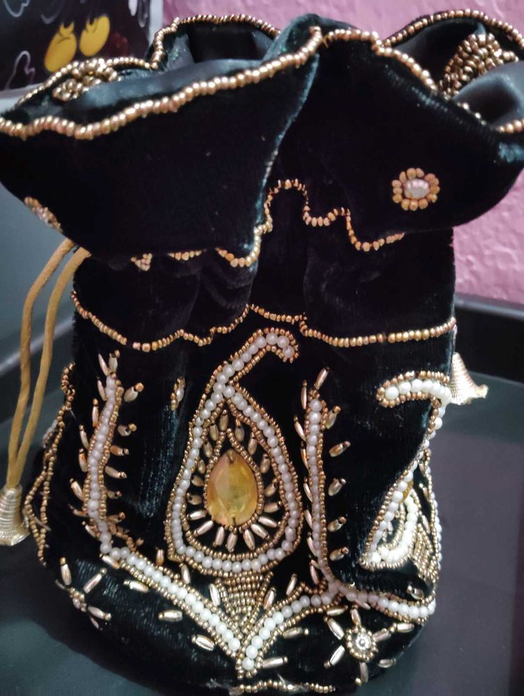 Black Colour Ka Purse Hai Shaadi Mein Jaane Wala P