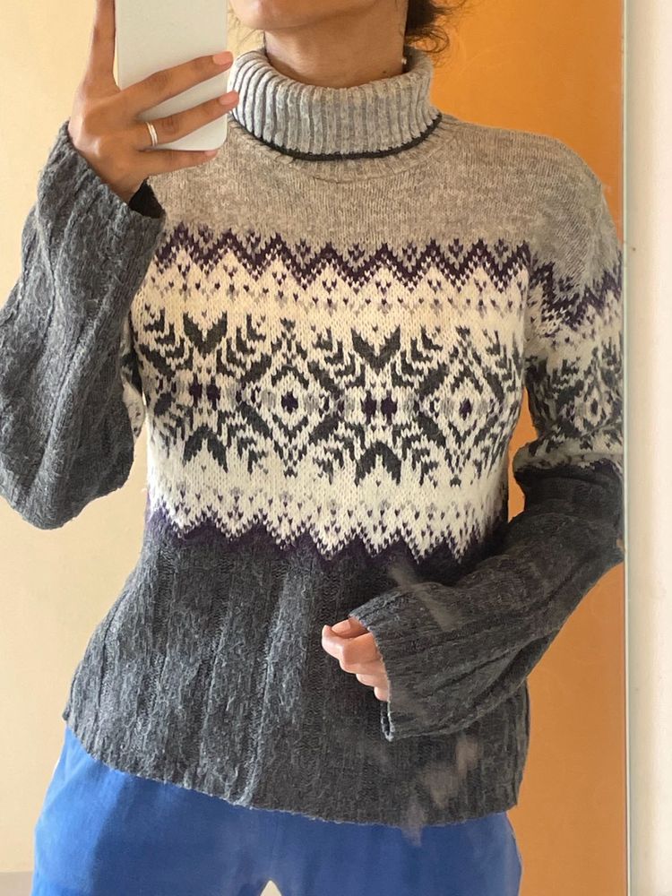 Turtle Neck Sweatshirt