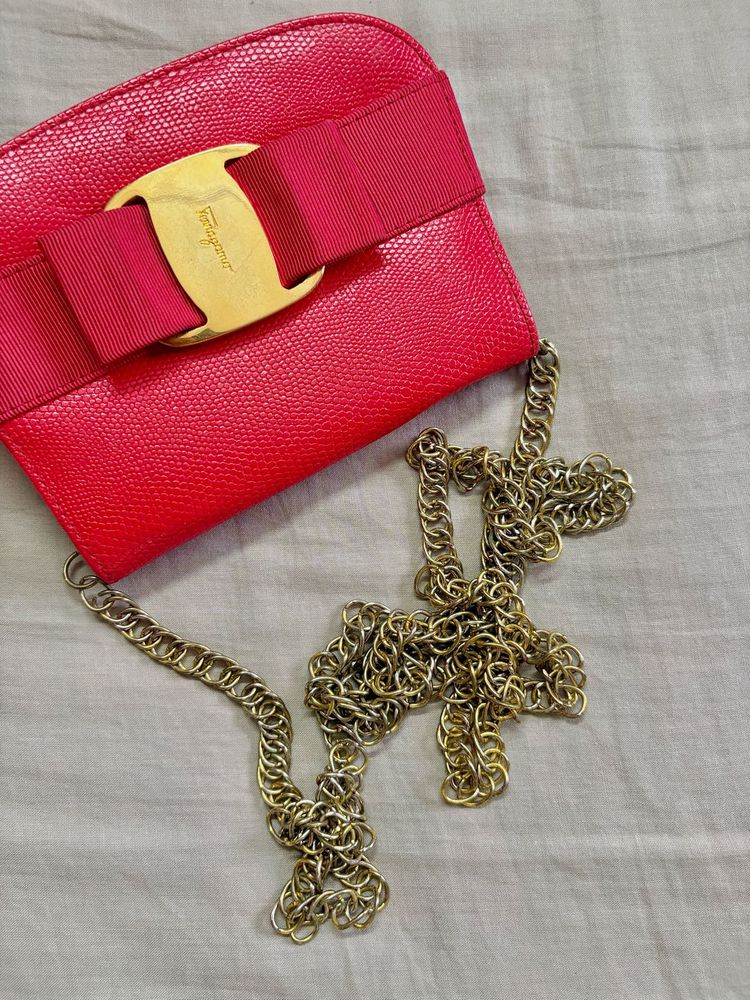 FERRAGAMO SLING BAG ✨