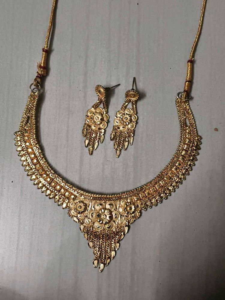 Elegant Gold Necklace Set With Free Earrings