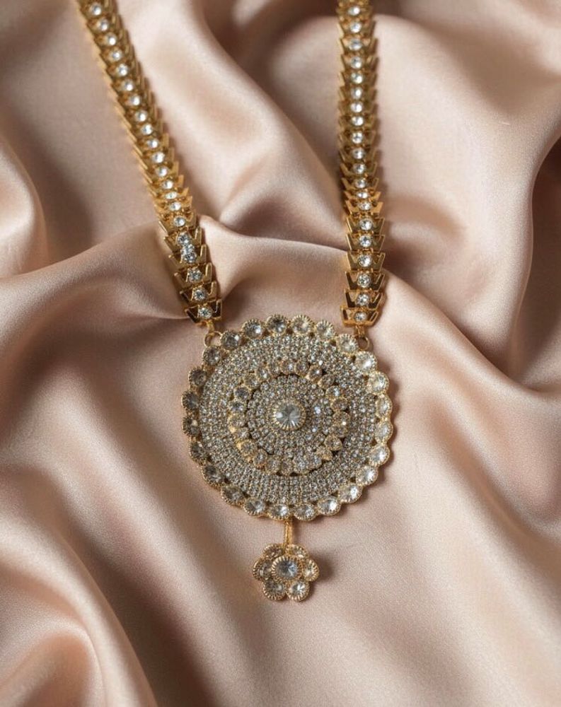 beautiful gold plated necklace for women to wear o