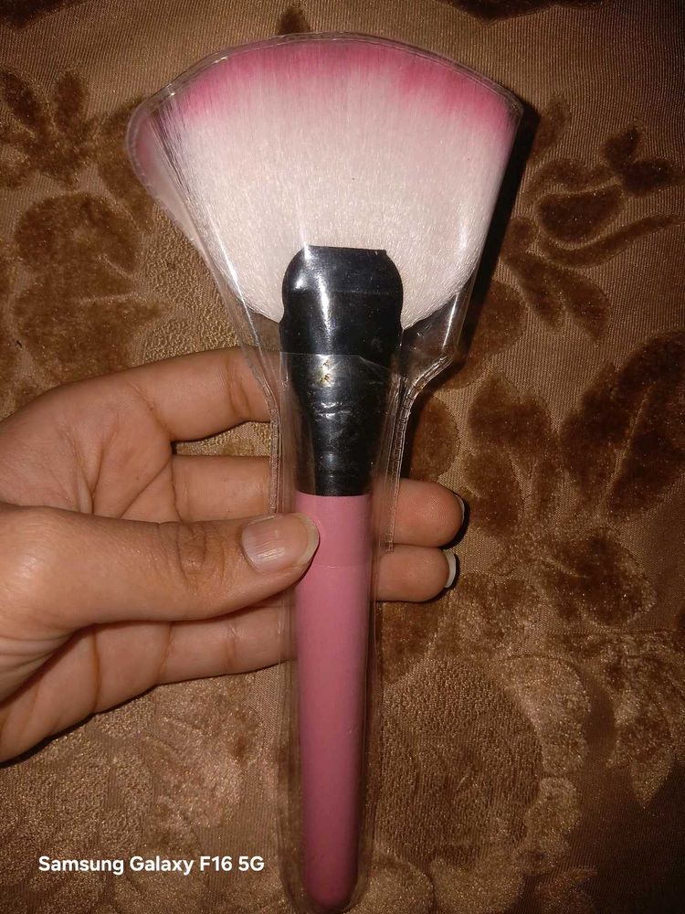 Fan Makeup Brush - Pink