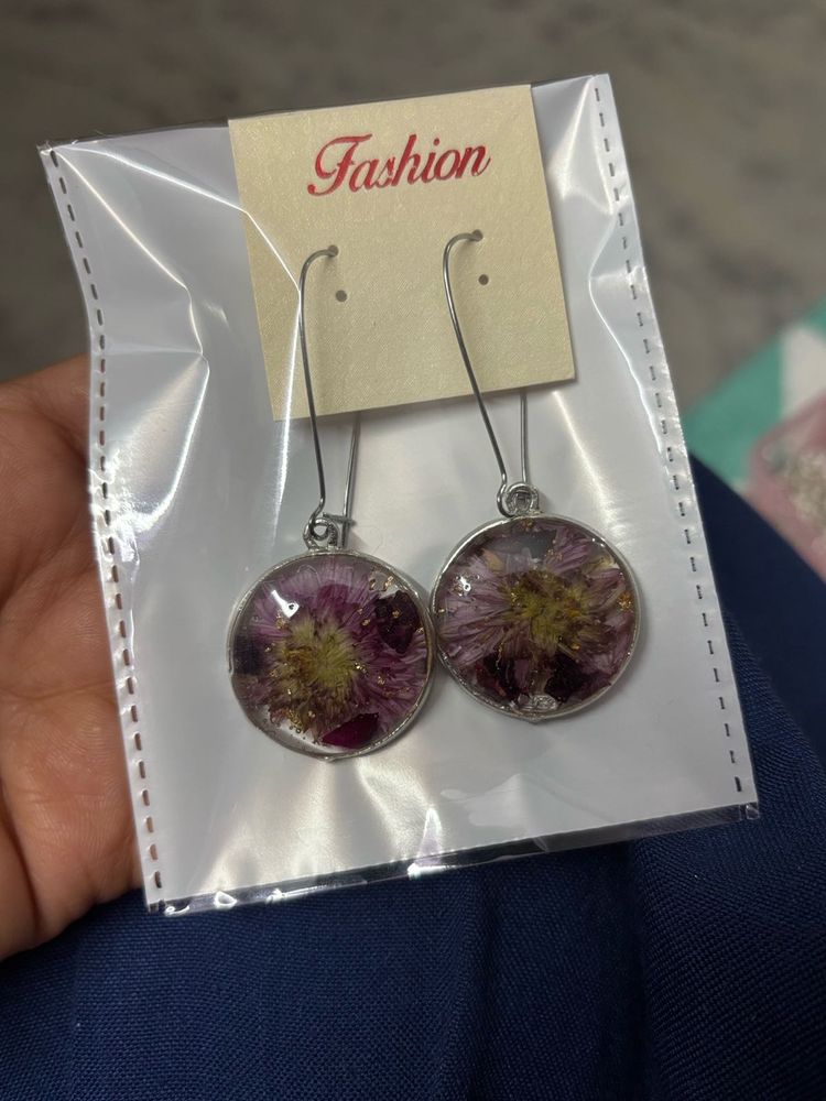 resin flower earrings only 1 pair