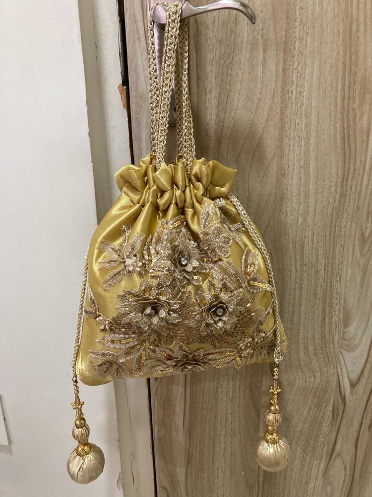 An Exclusive Rich Batva with a Touch Of Crochet.