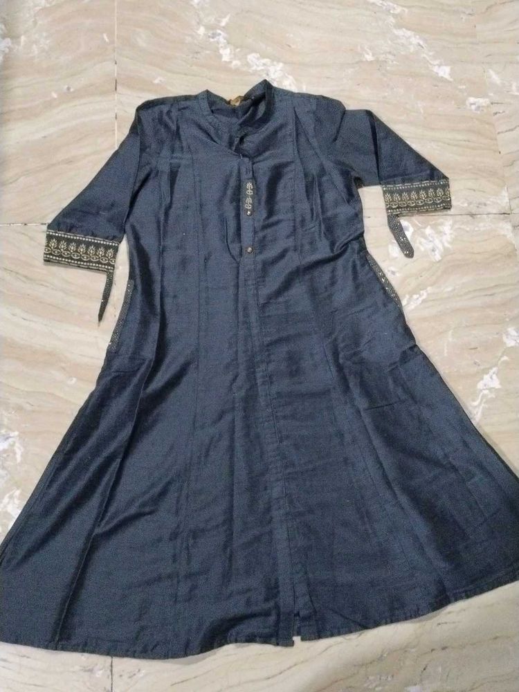 Elegant Grey Dress with Embroidery