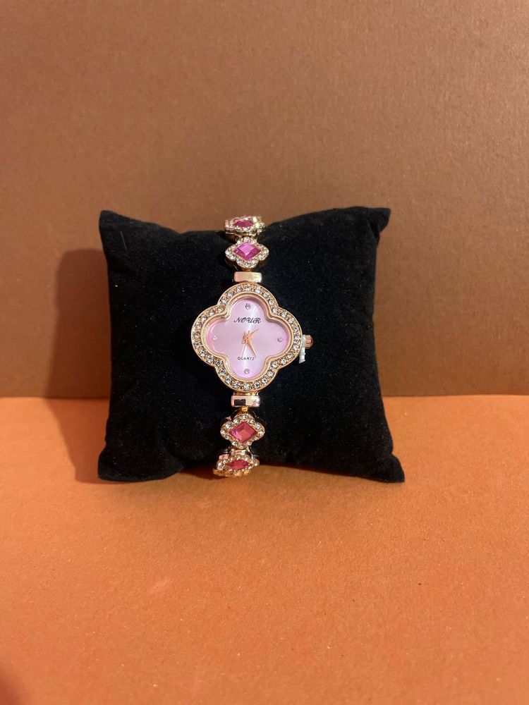 Elegant Clover Watch