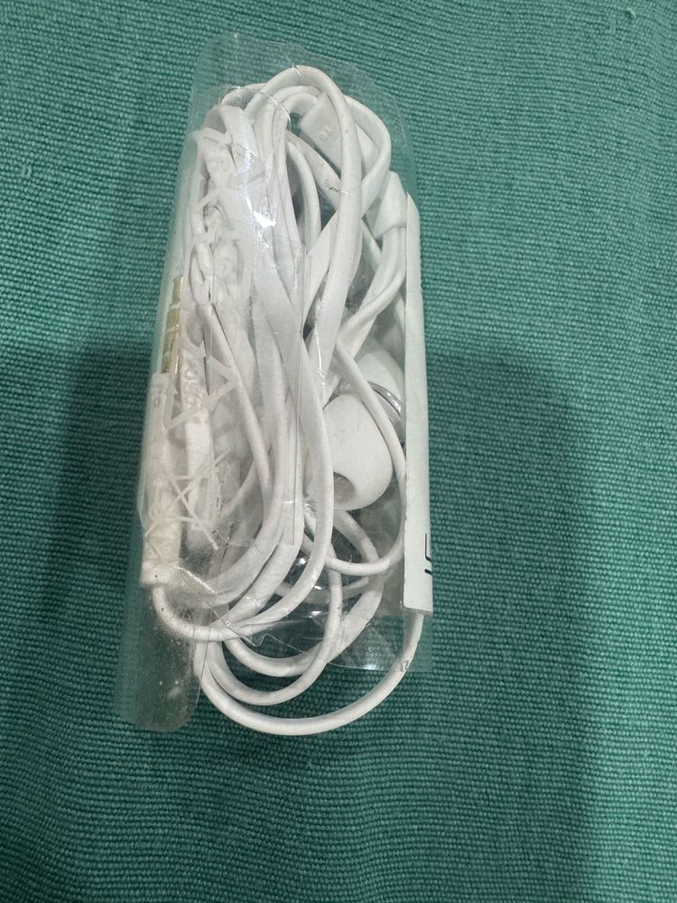 New Samsung White Earphones