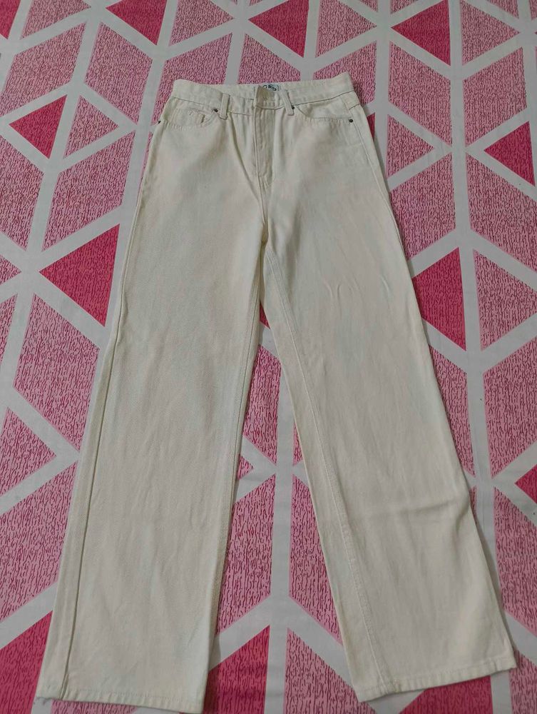 white jeans 💫