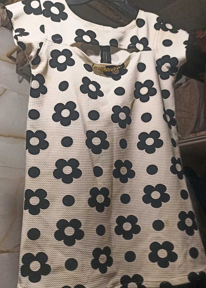 White &amp; Black Flower Aesthetic Casual Cute Top