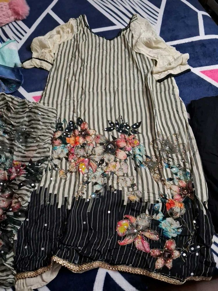 Elegant Floral Embroidered Kurta Set