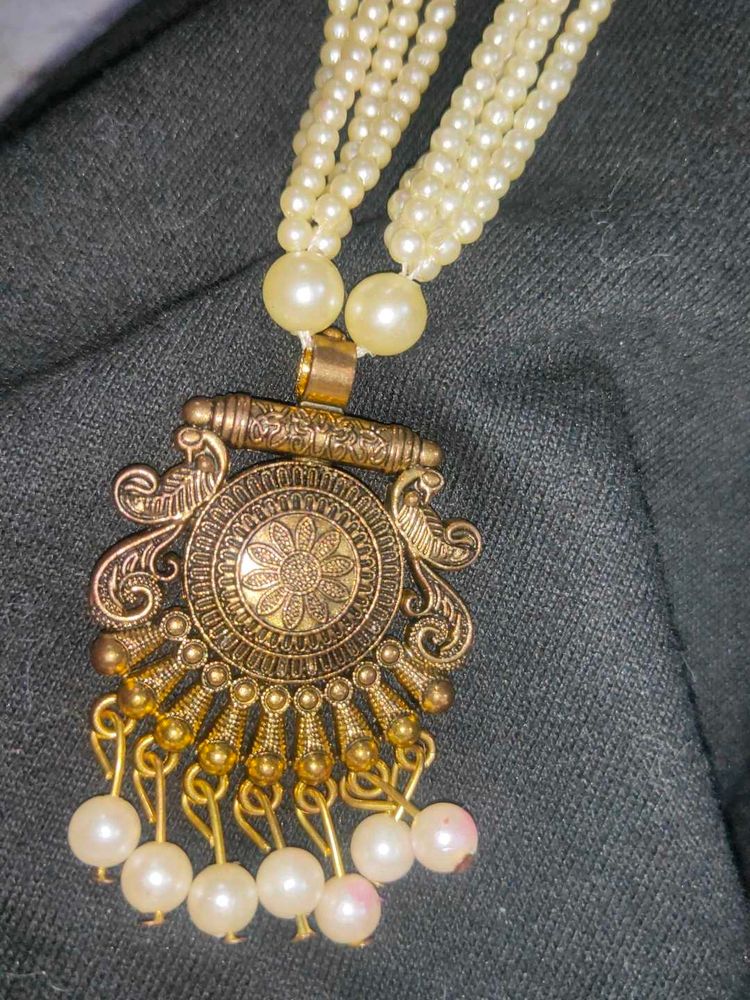 Pearl Necklace with Antique Gold Pendant