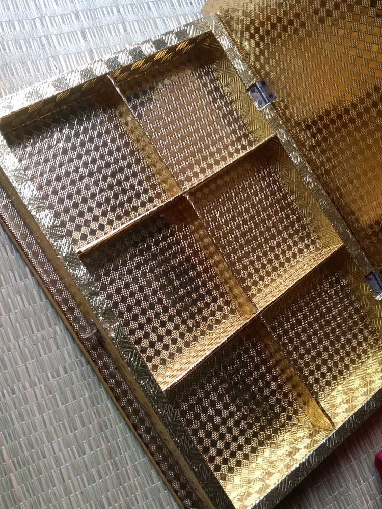 ✨ Elegant Golden Accessories Box – Perfect for Jew