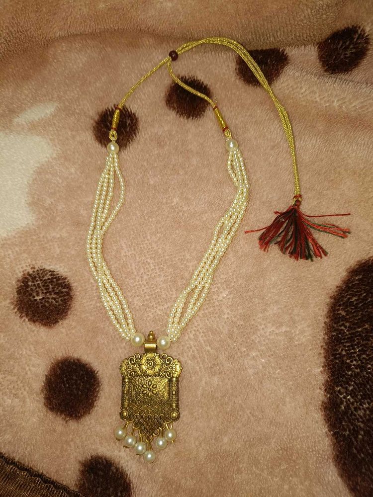 Elegant Pearl &amp; Gold Necklace