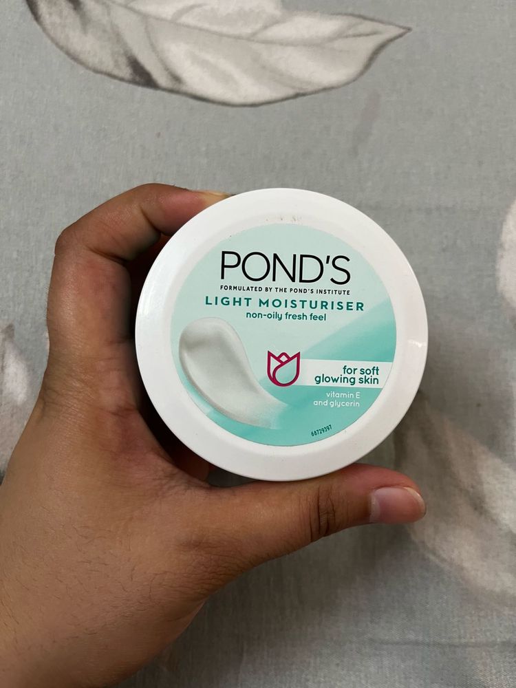 Pond&#39;s Light Moisturizer