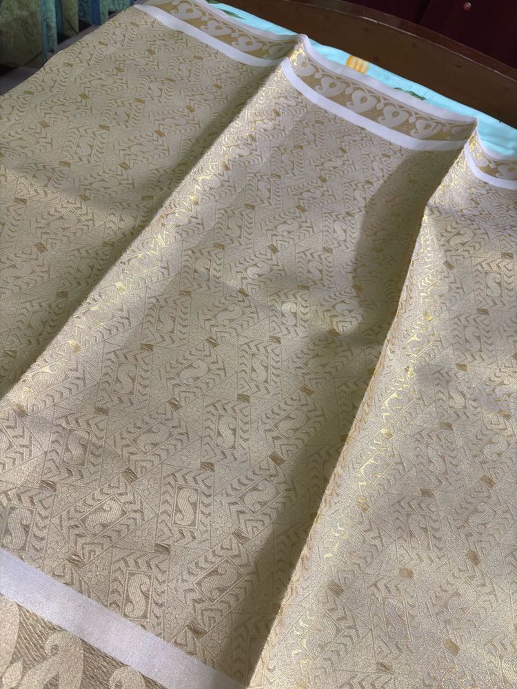 Elegant Cream &amp; Gold Fabric ponadai shawl