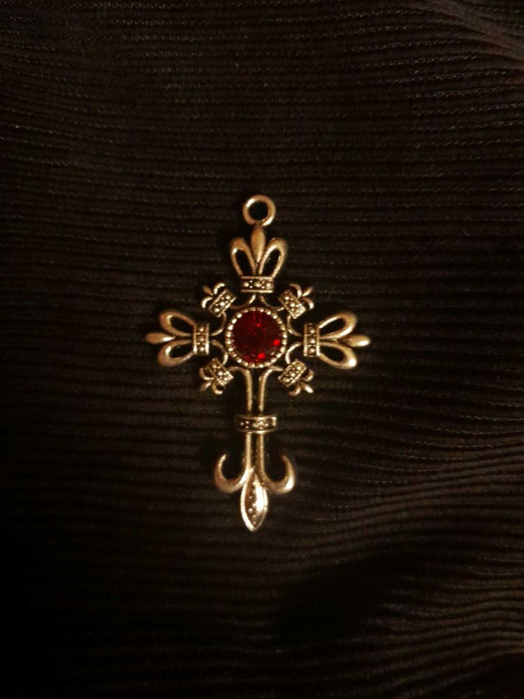 Gothic Pendant for Y2k Gotham Baddie :3