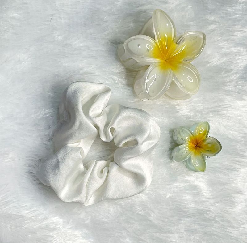 Frosty - White Scrunchie &amp; Floral Claw Combo
