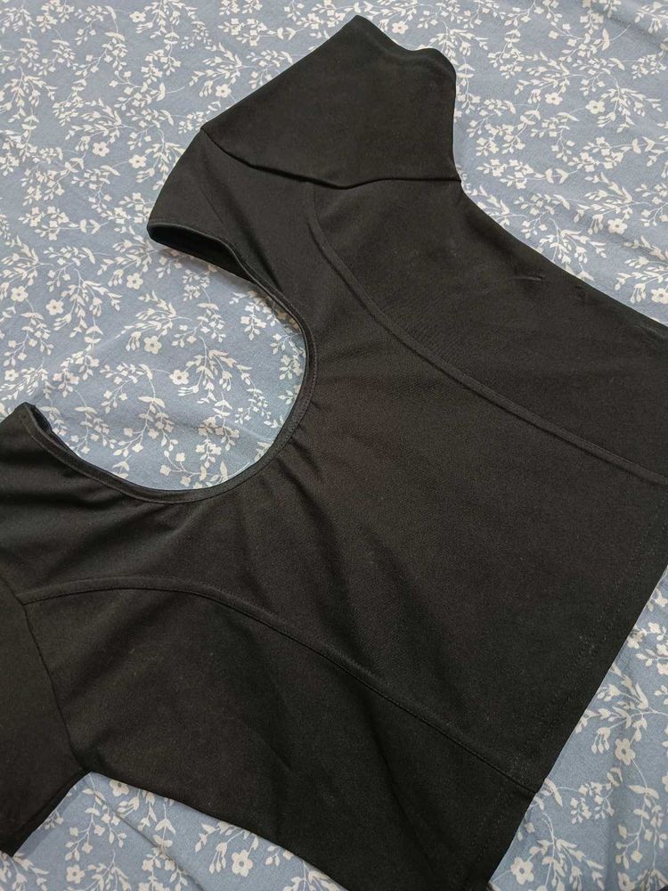 Black Solid Stretchable Blouse / Crop Top