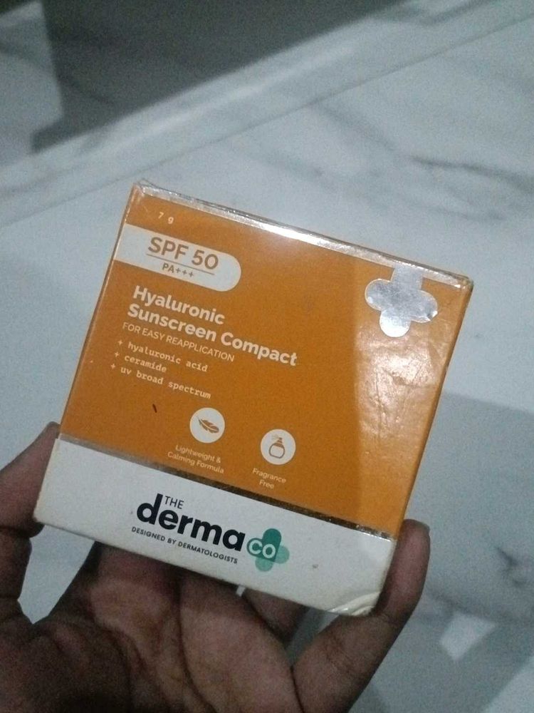 Derma Co Sunscreen Compact SPF 50