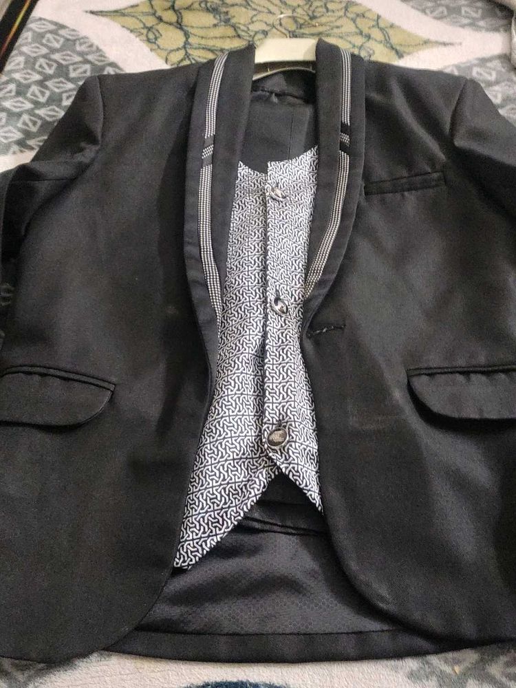 Stylish Black Suit &amp; Waistcoat with pant