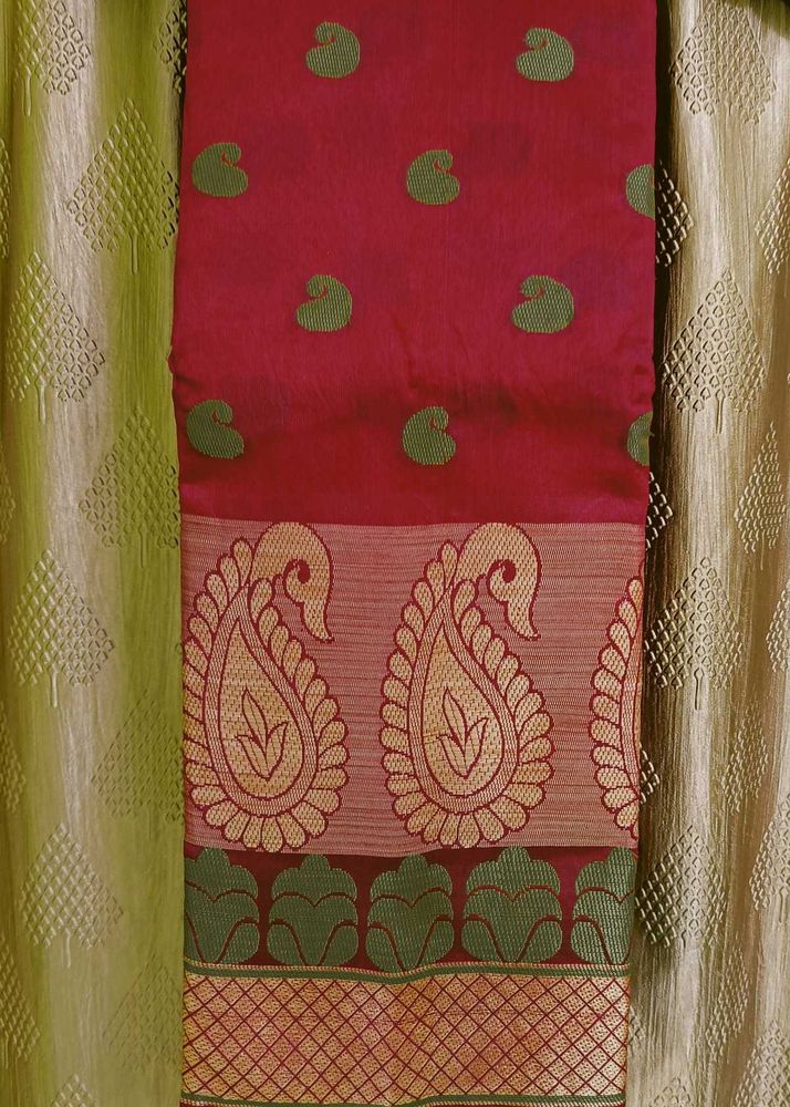 Maroon &amp; Gold Paisley Saree