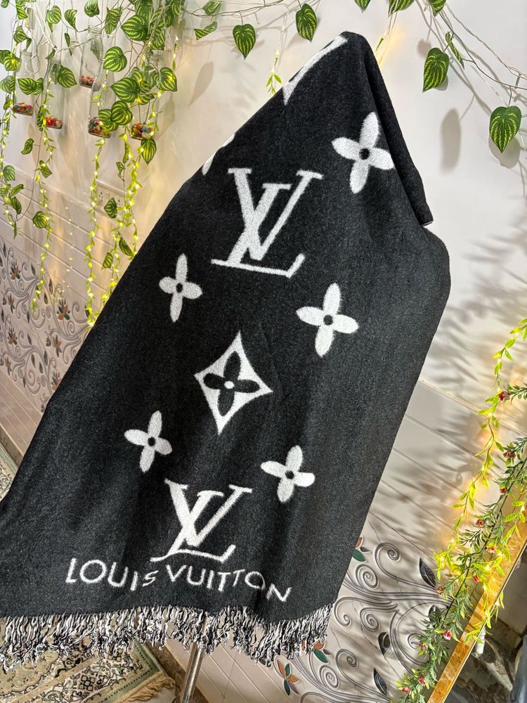 Louis Vuitton Black/White Amazingly Soft😍