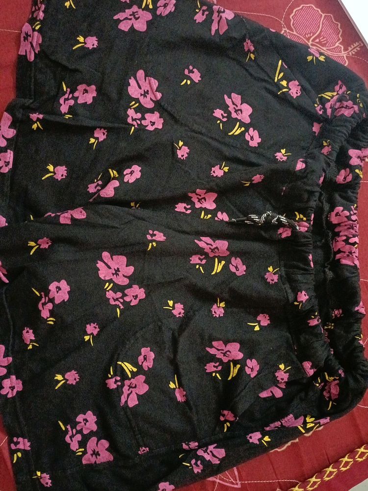 Black Colour Ladies Short Pant