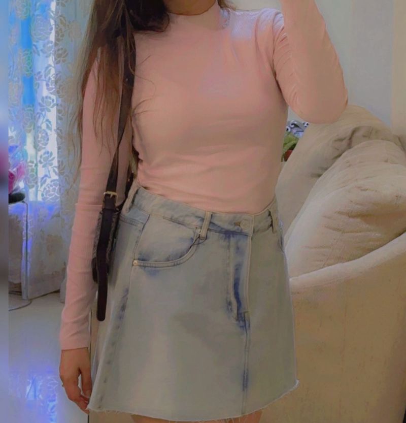 Turtle Nack Tahirt With Denim Skirt
