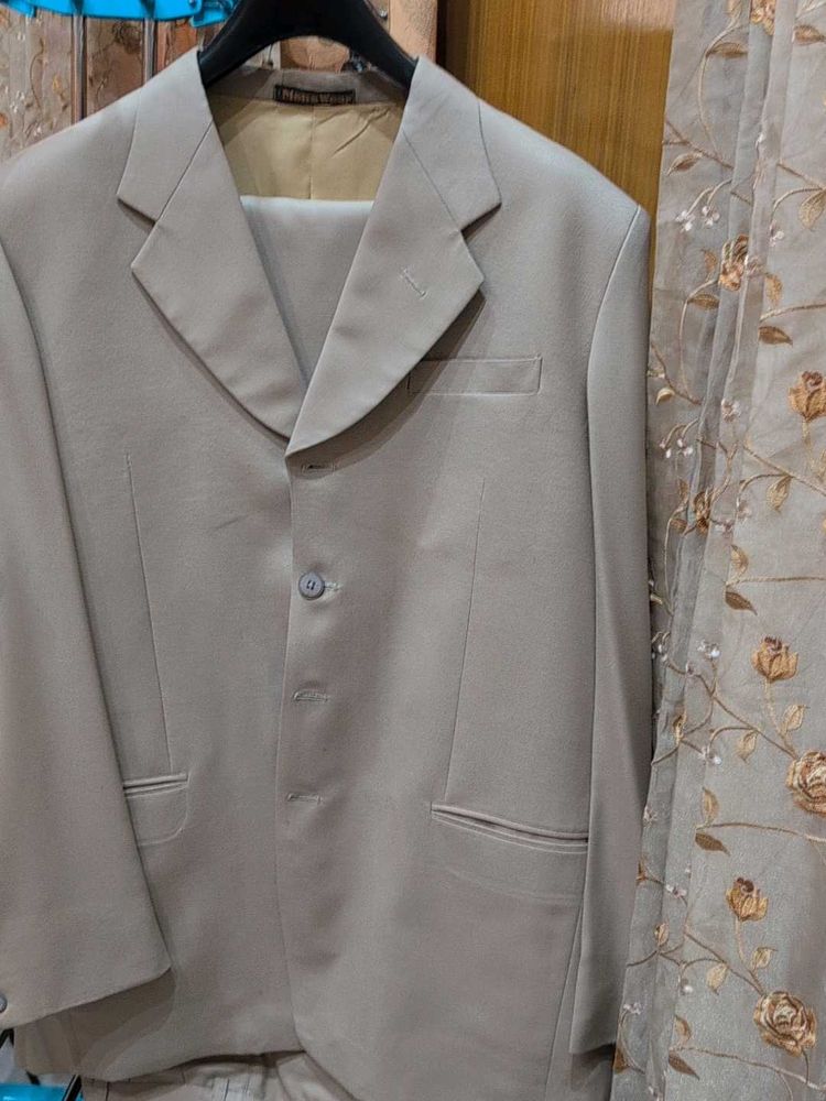 Classic Men&#39;s Suit - Neutral Tone