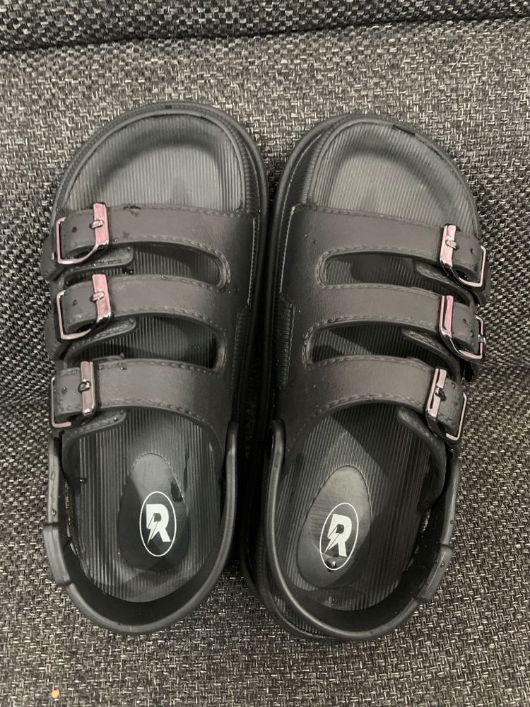Platform Sandal 🖤