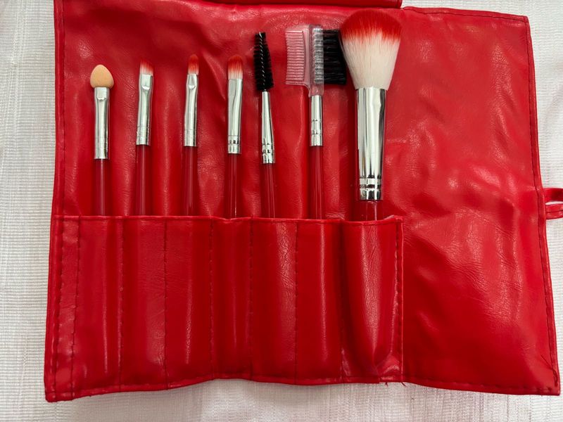7-Piece Professional Makeup Brush Set with Red Pou