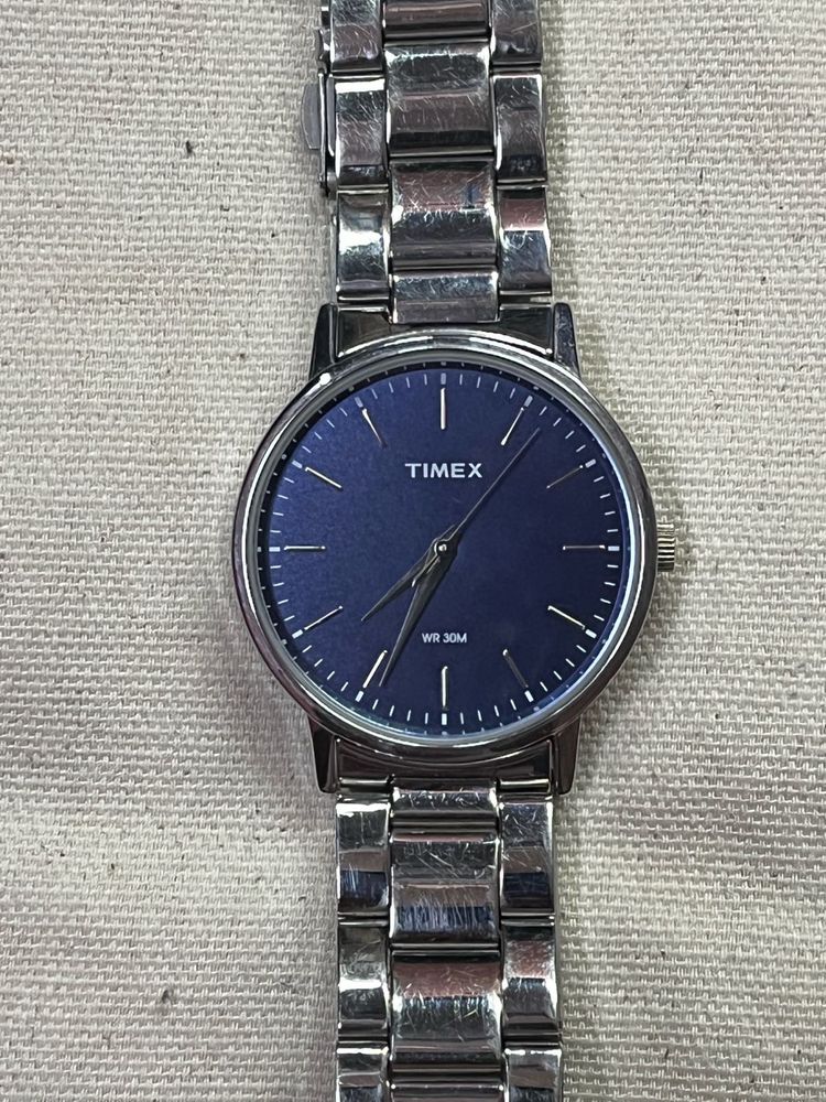 Classic Timex Stainless Steel Watch – Sleek &amp; Reli