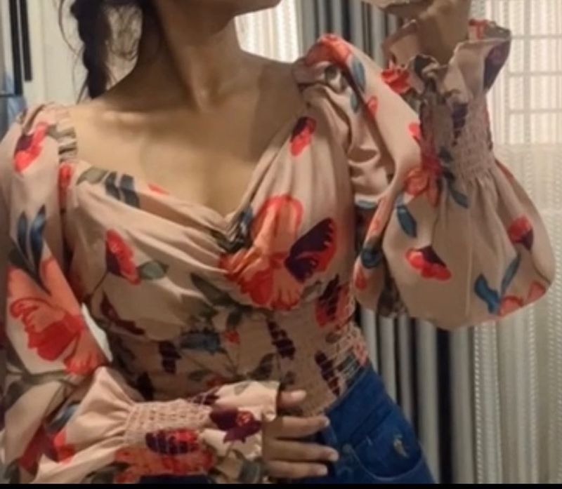 Floral Print Smocked Blouse 🌸
