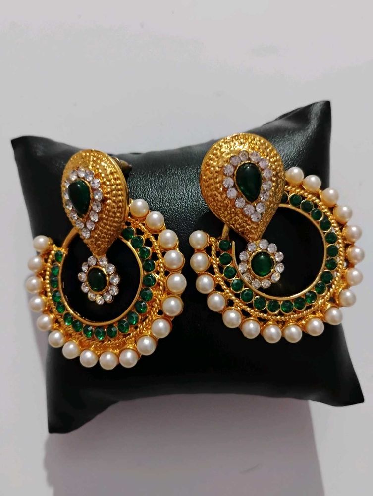 Elegant Gold &amp; Green Earrings