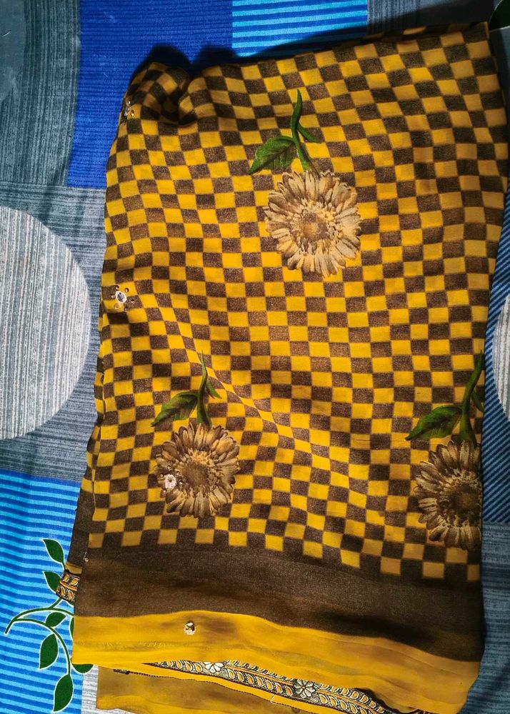 Elegant Floral Checkered Saree🌻