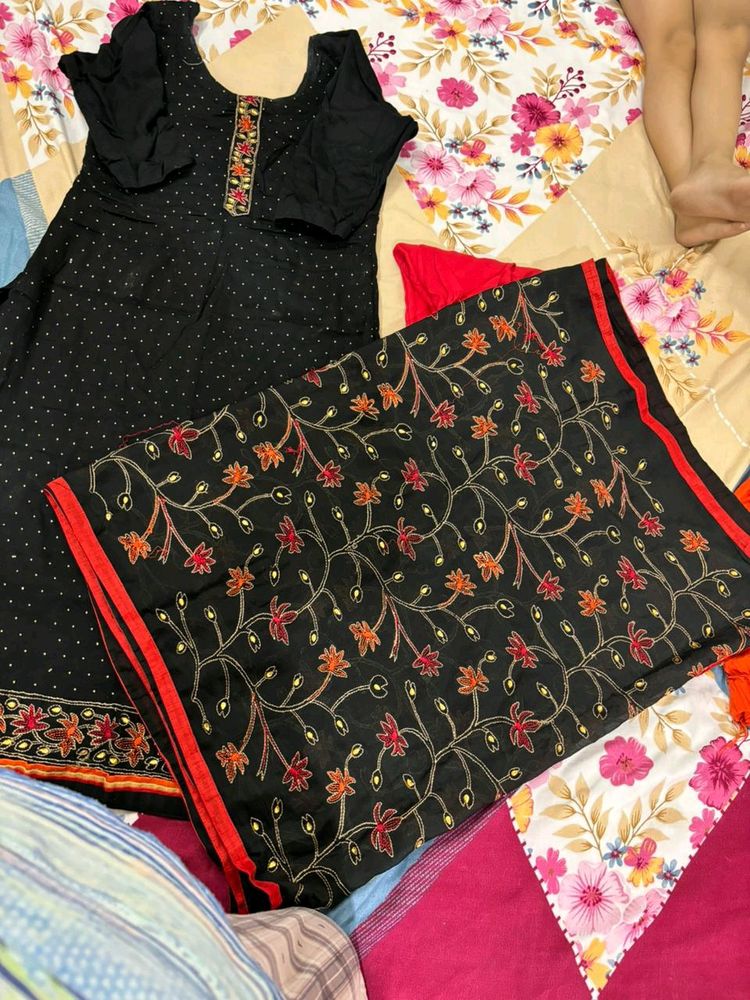 Black Suit With Heavy Dupatta