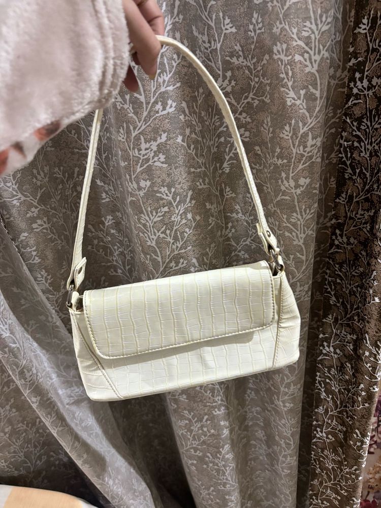 White shoulder bag &amp; lipstick free😍